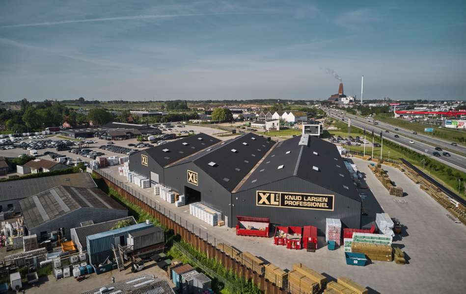Building merchants chain store expert clads own building in steel profiles, XL-BYG Knud Larsen Professionel Roskilde, Gammel Marbjergvej 20, 4000 Roskilde